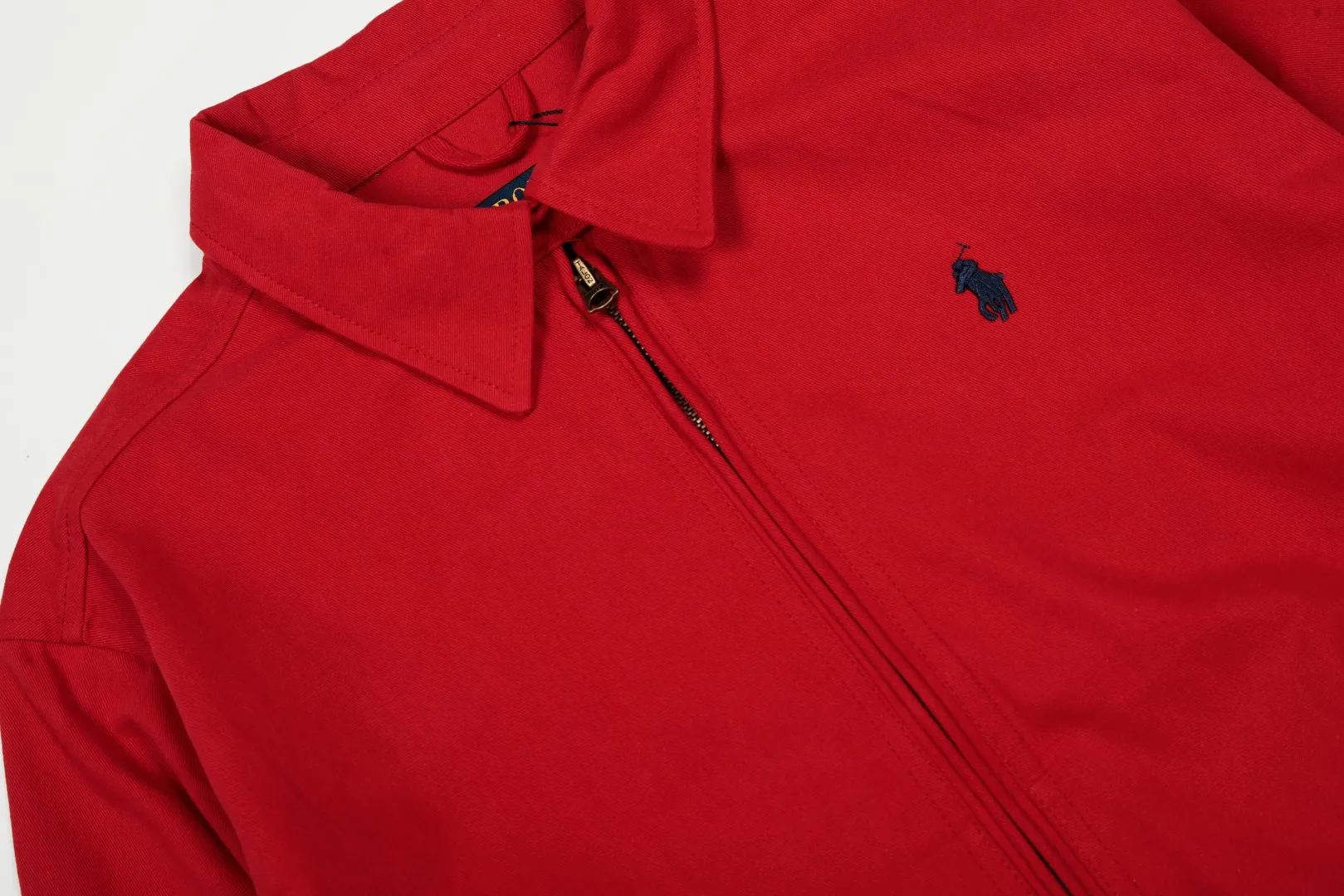 P300 top quality" Style number: 8101# (not off the shelves all year round) [Ralph Lauren/Ralph Lauren old cadre pony embroidered armband POLO jacket] ✅Ralph Lauren Ralph Lauren classic basic American retro old cadre goddess style jacket ✅Pure cotton high-gram heavy wash, soft, comfortable and tangible, upright and textured ✅Customized Vintage bronze double-open zipper head to restore the same quality as the cabinet version ✅This style: White/khaki color. There are waist patterns inside the threads of the collar and cuffs. Please note~ ✅Retro versatile jacket. The upper body is very flattering. Versatile model YYDS~ ✅Versatile for daily wear and work wear. ✅The upper body is simple and easy to wear. A must-have for goddess ootd. Good-looking clothes are never too picky. A must-have in the goddess' wardrobe. Size: S-XL. Color: White, yellow, red, navy, khaki, pink, light blue, olive green.